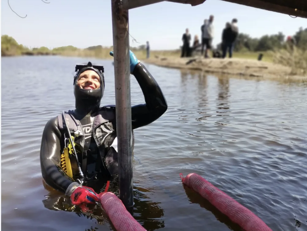 Barreras absorbentes de Matter of Trust Chile en el agua