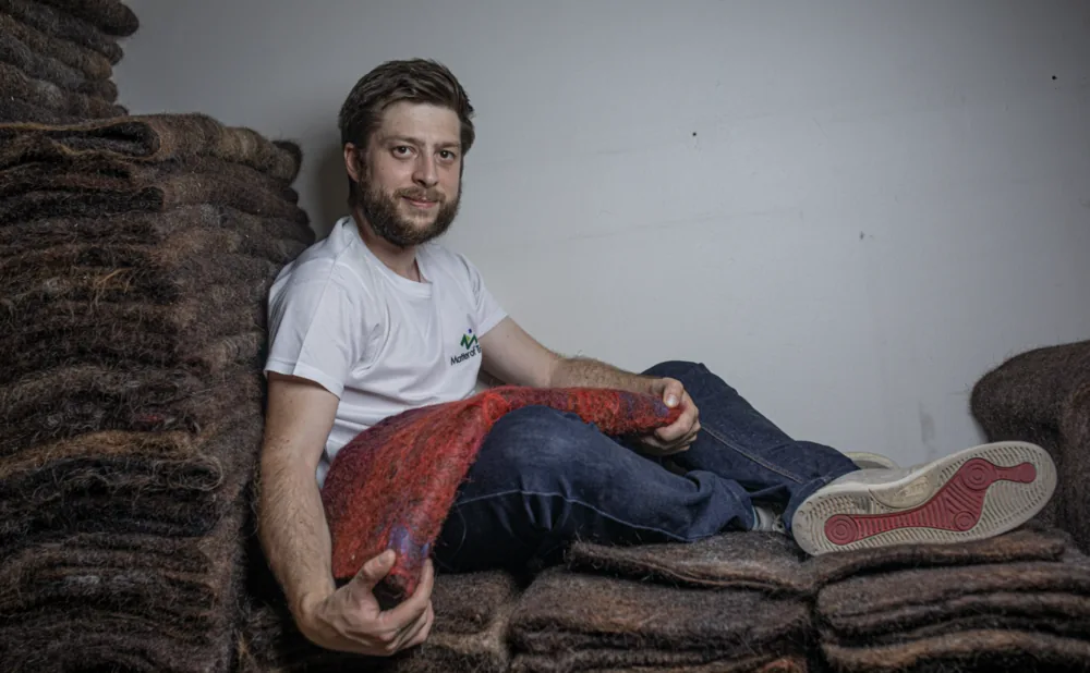 Innovador de economía circular mostrando material reutilizado