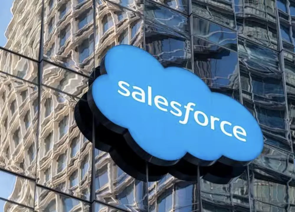 Emblema de Salesforce en un edificio de oficinas