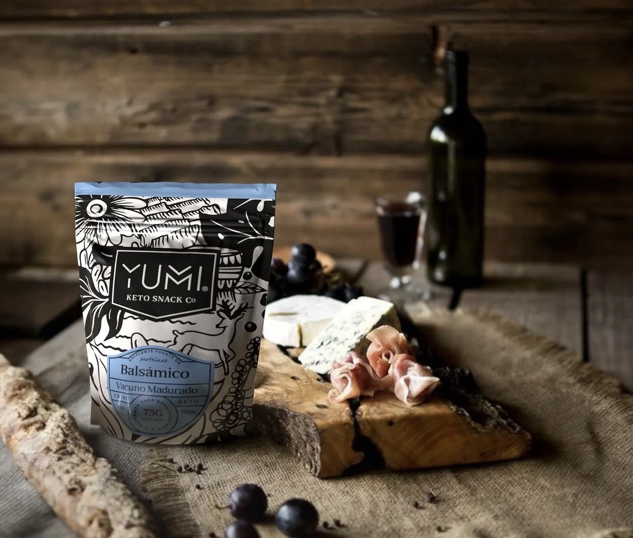 Snack de carne YUMI sabor balsámico junto a una tabla de quesos
